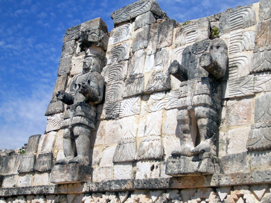 Kabah Herrscher Statuen
