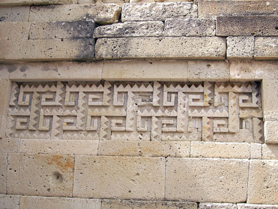 Mosaike an den Wänden in Mitla