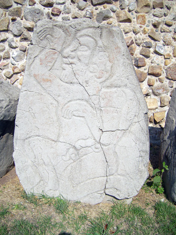 Stele mit tanzendem Priester